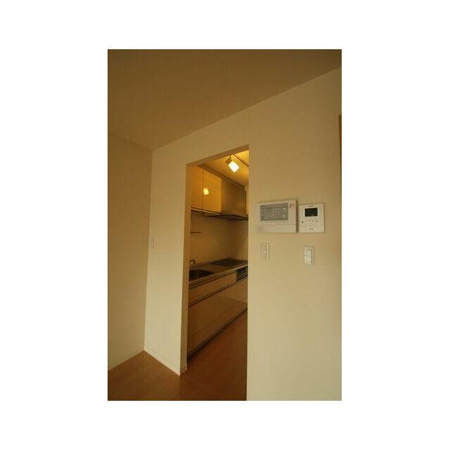 キッチンスペースは独立した仕様になっております。キッチン向かい側は冷蔵庫等の家電を置くスペースにな…