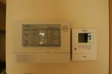 カラーＴＶ付インターホンが設置されており、事前に来訪者を確認することができます。その横にはＡＬＳＯ…