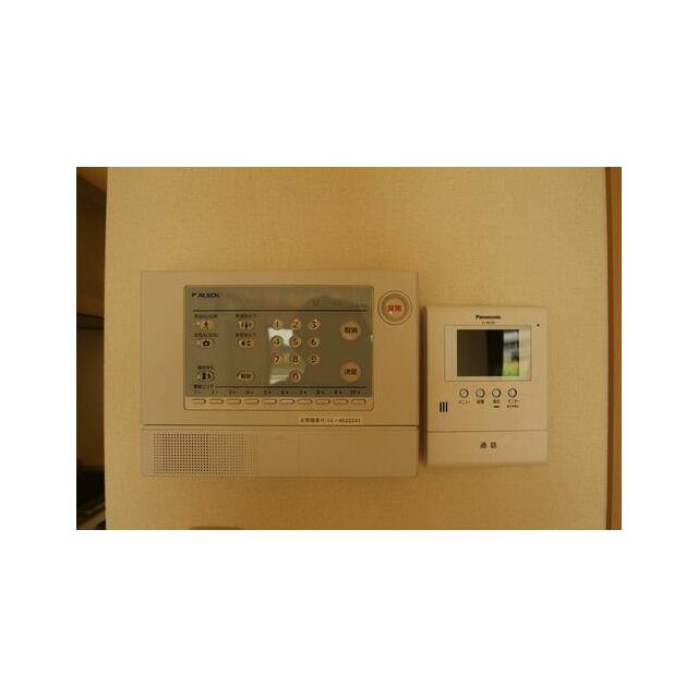 カラーＴＶ付インターホンが設置されており、事前に来訪者を確認することができます。その横にはＡＬＳＯ…