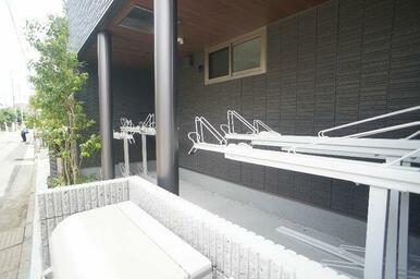 上部が屋根になっている入居者専用の駐輪場ラックがございます。