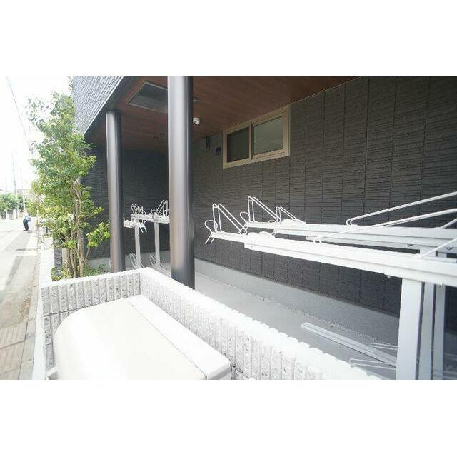 上部が屋根になっている入居者専用の駐輪場ラックがございます。