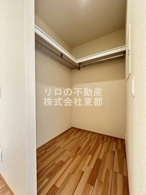 奥行のあるウォークインクローゼットならお荷物多い方でも安心☆