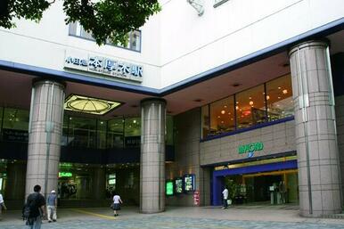 最寄駅は小田急小田原線「本厚木駅」徒歩17分です。駅前はミロード他、生活に必要な商業施設が揃っていて、