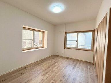 「２階西側洋室」約６帖のお部屋です。