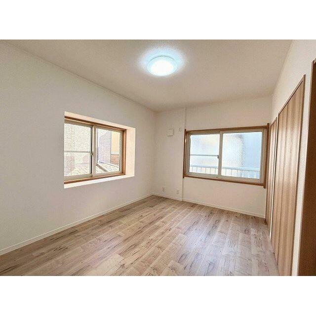 「２階西側洋室」約６帖のお部屋です。