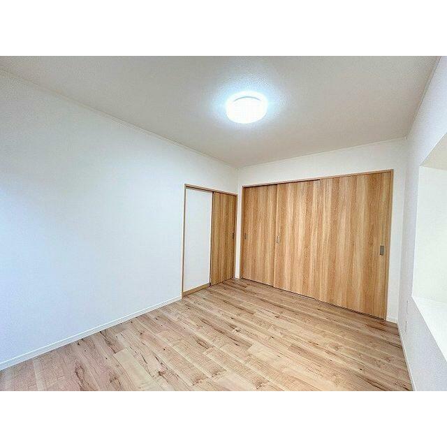 「２階東側洋室」別角度からの写真です。