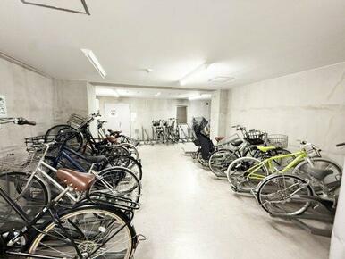 敷地内駐輪場です。（2025年12月現在）