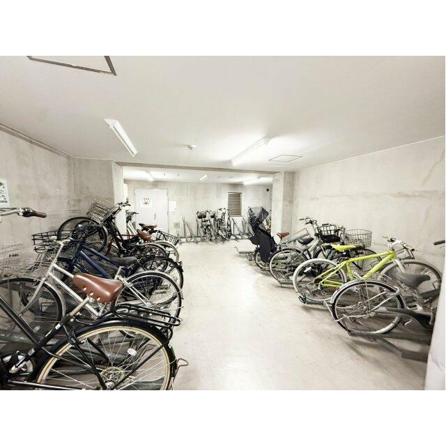 敷地内駐輪場です。（2025年12月現在）