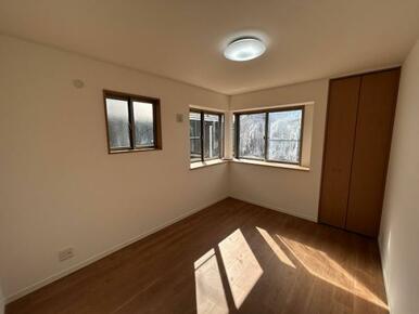 2階洋室約6帖、別角度から