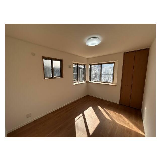 2階洋室約6帖、別角度から