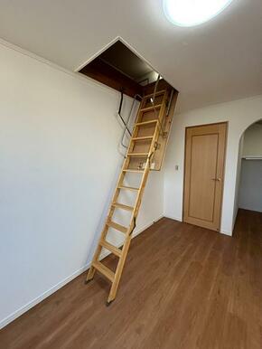 2階洋室約7.8帖には屋根裏収納付き