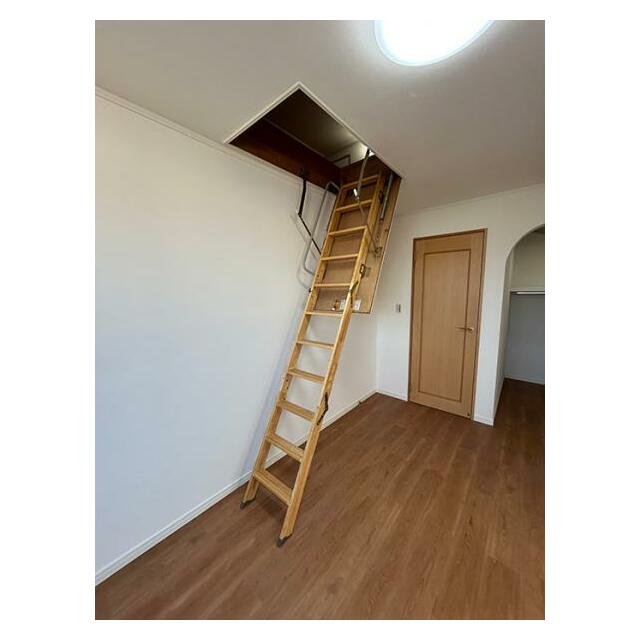 2階洋室約7.8帖には屋根裏収納付き