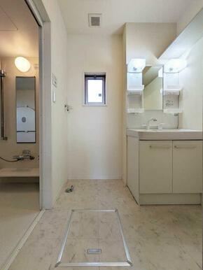 洗面脱衣所には洗髪洗面化粧台の設置がございます。