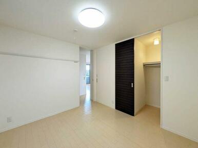 キッチン横の６．０帖の洋室です。ウォークインクローゼットの設置がございます。