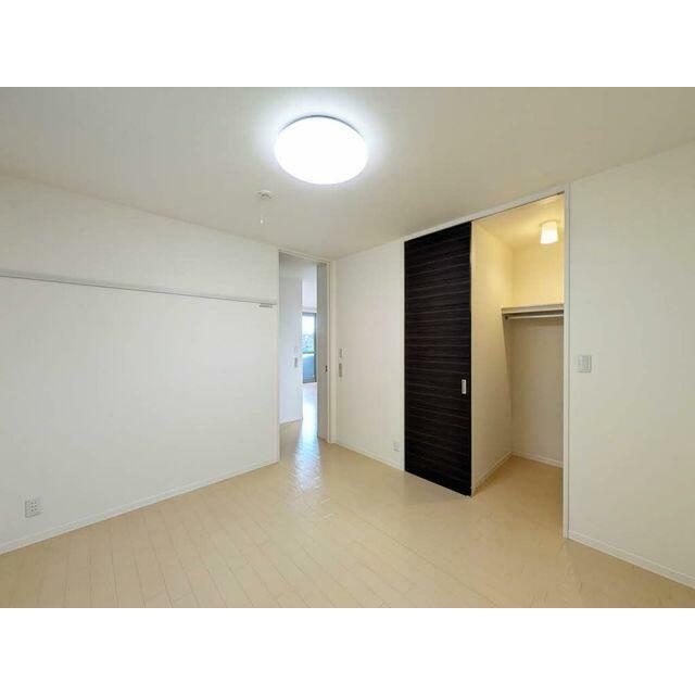 キッチン横の６．０帖の洋室です。ウォークインクローゼットの設置がございます。