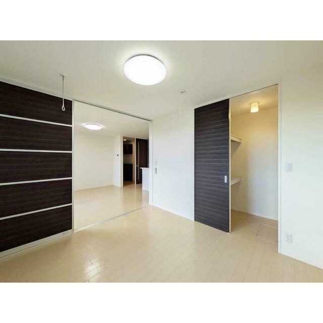 ６．０帖の洋室です。室内物干しの設置とウォークインクローゼットの設置がございます。