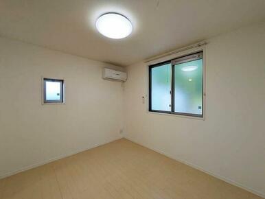 キッチン横の洋室にはエアコン設置がございます。