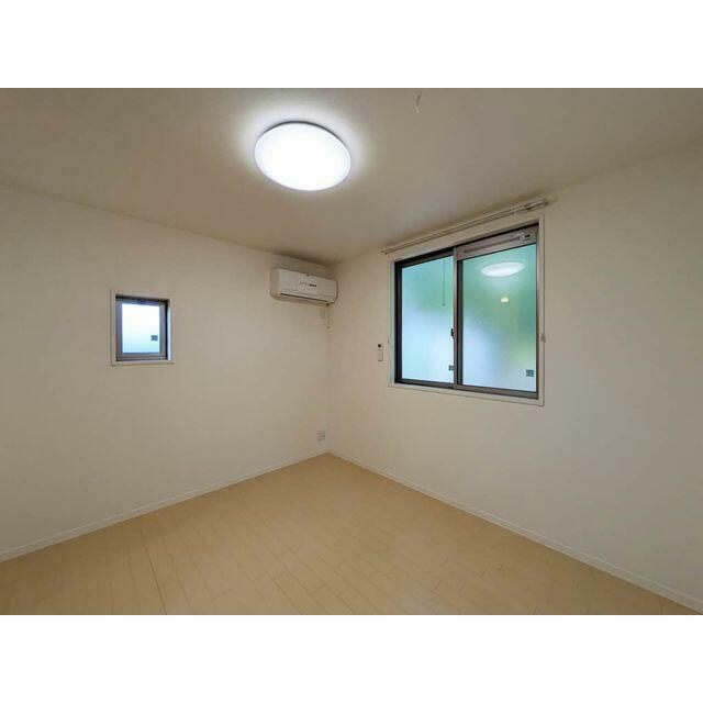 キッチン横の洋室にはエアコン設置がございます。