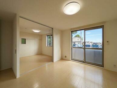 リビング横の６．０錠のお部屋との扉を開けて利用すると大空間としてご利用いただけます。