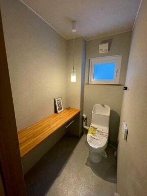 カウンターつきでゆとりある広さのトイレ。