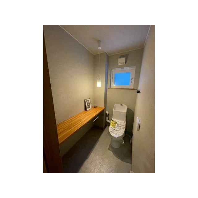 カウンターつきでゆとりある広さのトイレ。