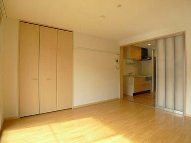 明るい洋室☆左がクローゼットの扉、右奥がキッチン部分です