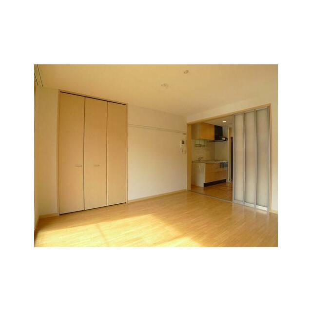 明るい洋室☆左がクローゼットの扉、右奥がキッチン部分です