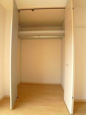 クローゼット内部☆ハンガーパイプにはロングコートも掛けられます