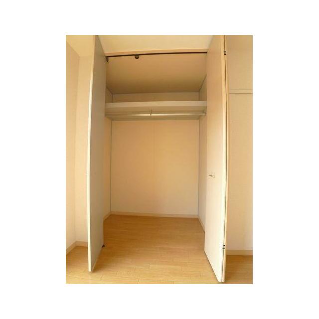 クローゼット内部☆ハンガーパイプにはロングコートも掛けられます