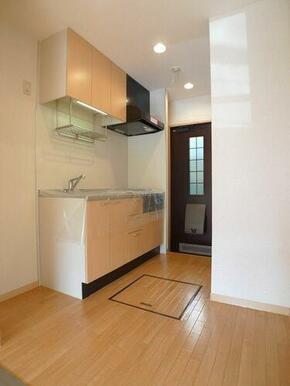 キッチン部分☆床下収納庫あり、洗濯機置場が近いのでお料理しながら洗濯も