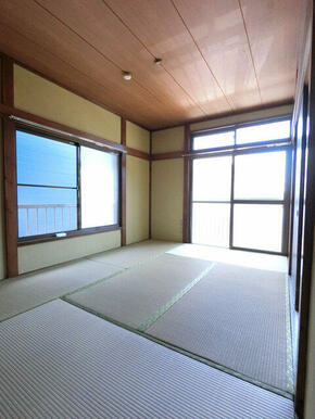 2面採光のちとれる和室です