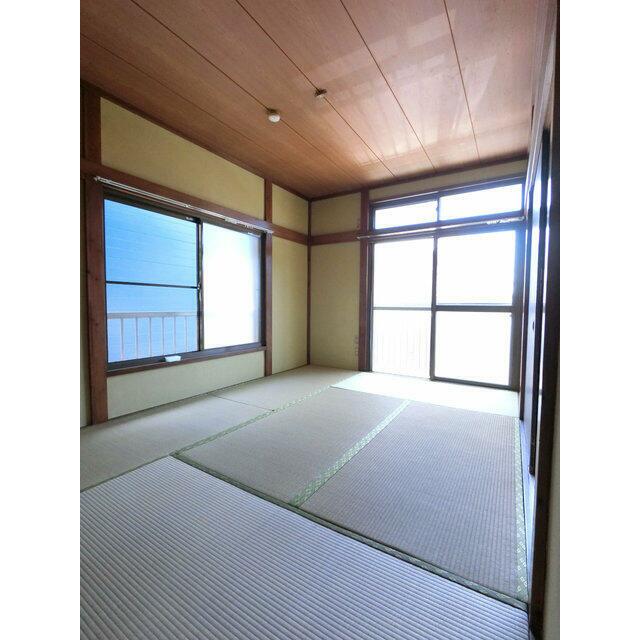 2面採光のちとれる和室です