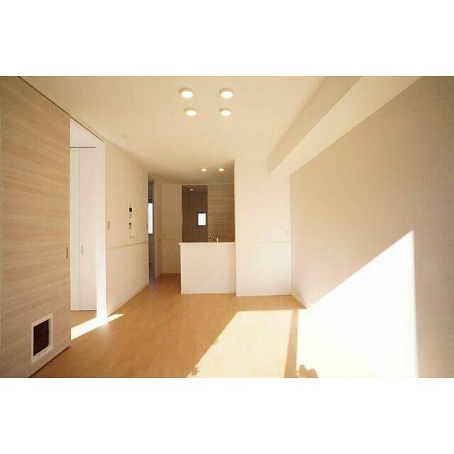【ＬＤＫ】白を基調に木目の建具がアクセントになり、ナチュラルな雰囲気のリビングを演出しています。ダ…