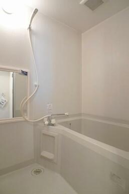 白を基調とした浴室