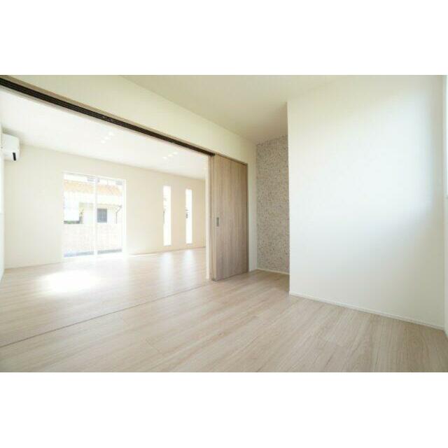 5.3帖洋室。リビングと三枚扉で繋がっています。※類似物件の参考画像です。