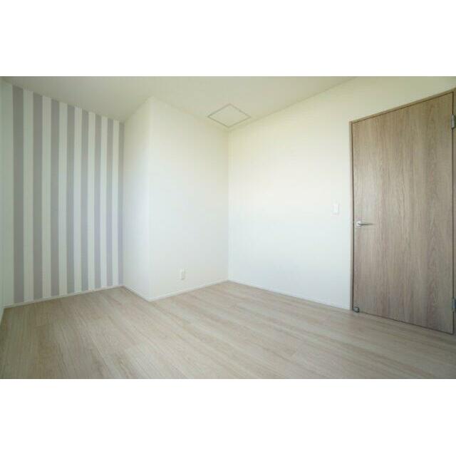 5.3帖洋室。オープンクローゼットを採用。部屋の広さを最大限活用できます！※類似物件の参考画像です。