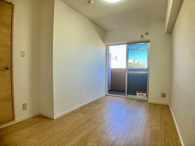 洋室　北東側洋室は、バルコニーへ出られるつくりになっています