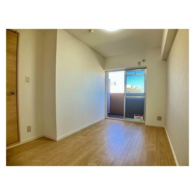 洋室　北東側洋室は、バルコニーへ出られるつくりになっています