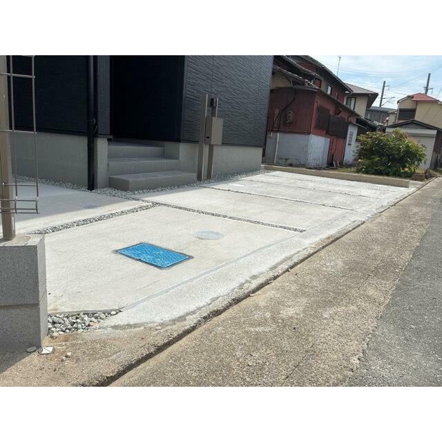 嬉しい駐車場付き！マイカー派はもちろん、これから車のご購入をお考えの方にも（1号棟）