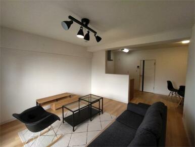 料理中でもキッチンからリビングに目を配れる作りです。小さなお子様のいるご家庭でも安心ですね