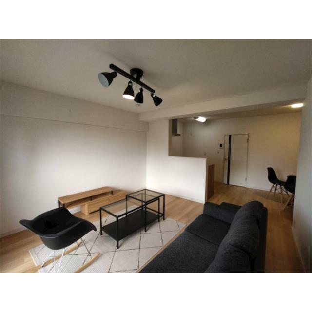 料理中でもキッチンからリビングに目を配れる作りです。小さなお子様のいるご家庭でも安心ですね