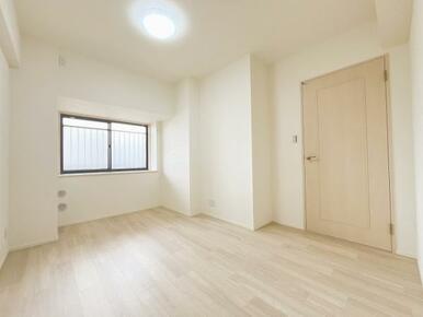 「西側洋室」約6.4帖の洋室です。