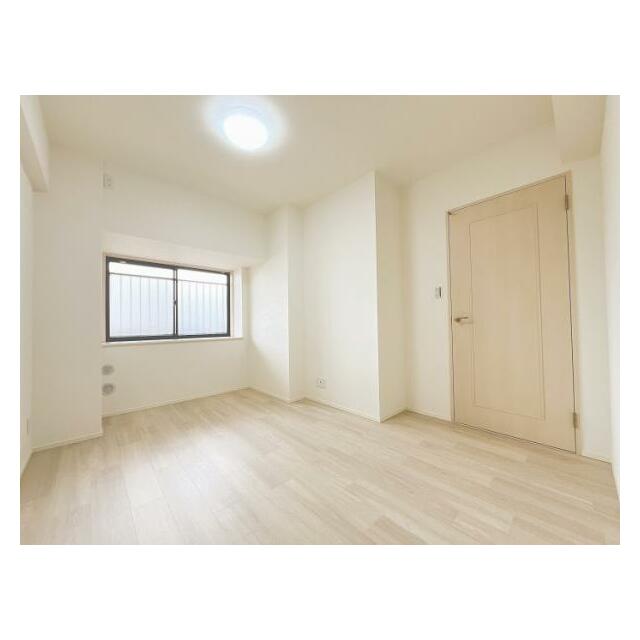 「西側洋室」約6.4帖の洋室です。