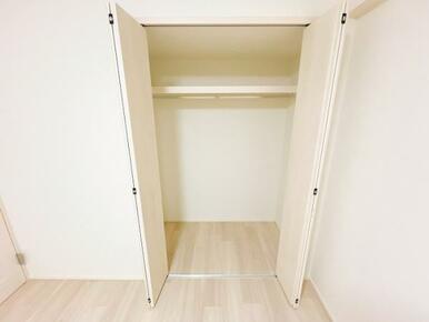 「東側洋室」クローゼット付きです。