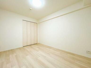 「東側洋室」約6帖の洋室です。