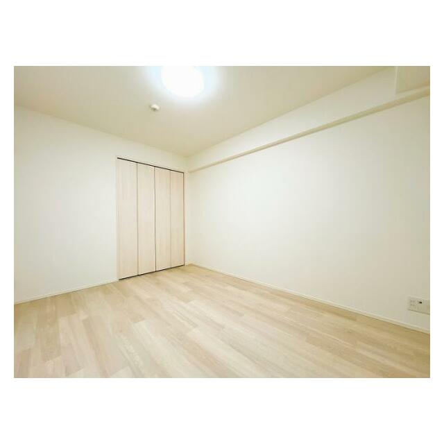 「東側洋室」約6帖の洋室です。