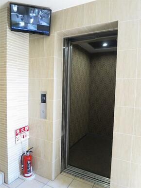 エレベーターは防犯カメラあり