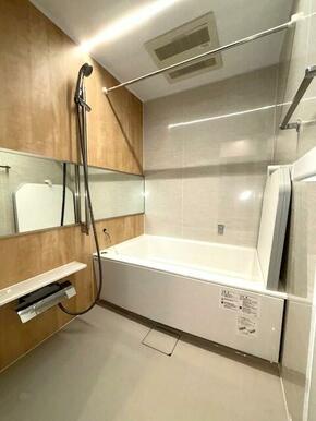 パナソニック製ユニットバスルーム。ワイドミラーと保温浴槽です。