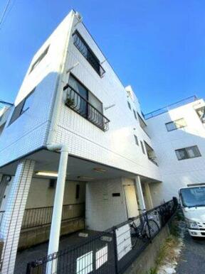 シンプルで落ち着いたデザインの外観です
