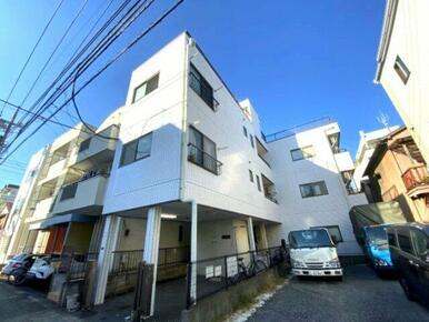 シンプルで落ち着いたデザインの外観です